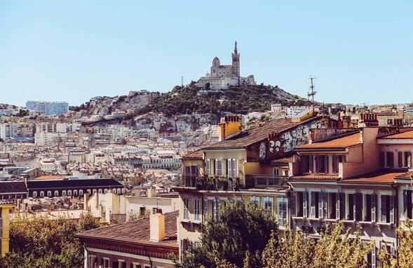 Notre-Dame-de-la-Garde, une basilique imposante, surplombe la ville de Marseille.