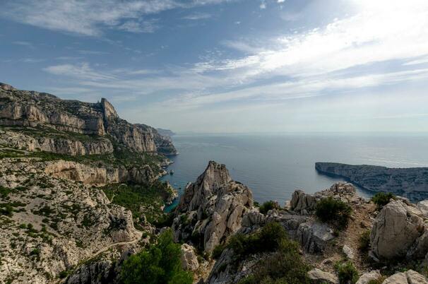 Vue panoramique sur les falaises de pierre blanche et la mer turquoise du parc national des Calanques.