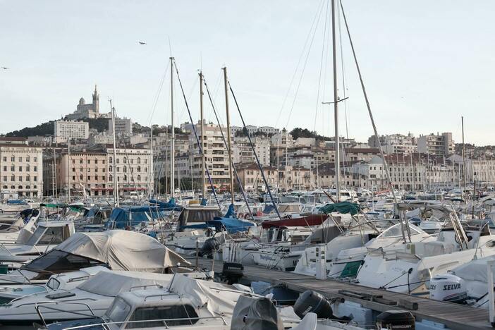 Vue aérienne du Vieux-Port de Marseille avec des bateaux et des bâtiments autour.