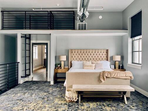 Chambre d'hôtel montrant un lit