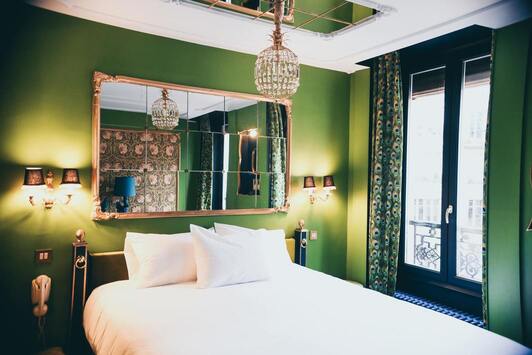 Chambre d'hôtel montrant un lit