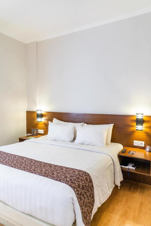 Chambre d'hôtel montrant un lit