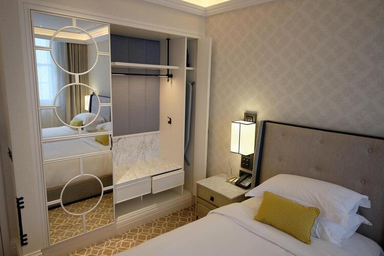 Une chambre d'hôtel avec un grand lit et un miroir mural.